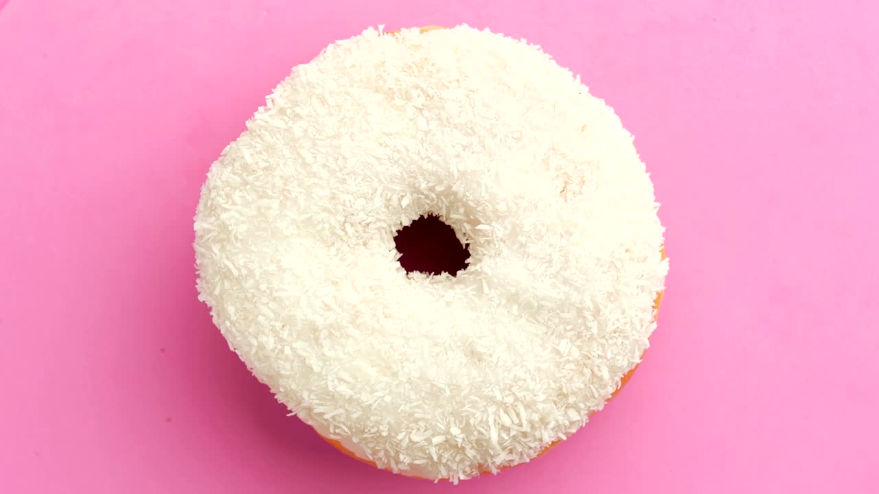 el donut glazado de primer plano.