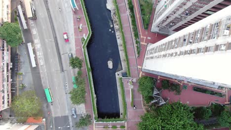 Tráfico-Diario-En-El-Centro-De-Hong-Kong-Rodeado-De-Rascacielos-De-La-Ciudad,-Vista-Aérea