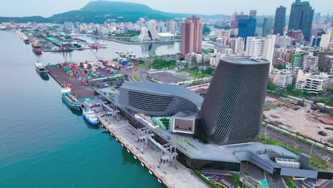 Vista-Panorámica-Aérea-De-La-Terminal-De-Cruceros-De-Kaohsiung-Con-Barcos-Y-Contenedores-Y-El-Horizonte-Como-Telón-De-Fondo