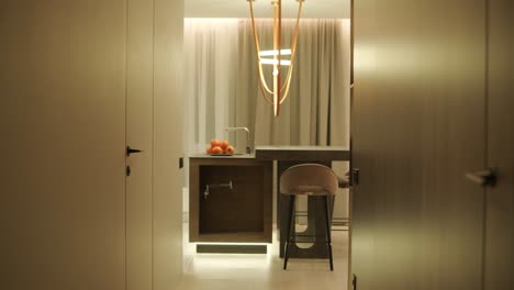 interior de hogar minimalista elegante y elegante con líneas limpias, colores neutrales e iluminación ambiental cálida, creando un ambiente acogedor y moderno.