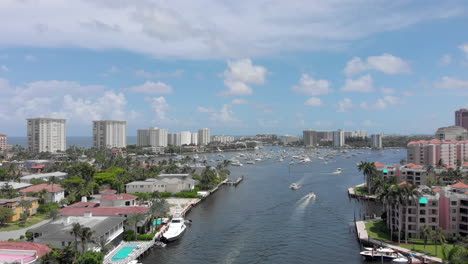 drone subindo sobre o canal fluvial para barcos e iates em fort lauderdale miami florida beach life