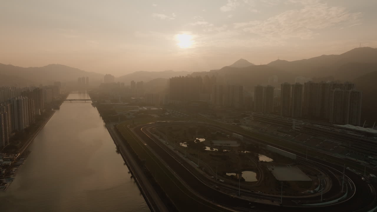 vista aérea de la ciudad de hong kong al atardecer con aire brumoso y contaminado debido al smog de los coches de tráfico, horizonte urbano de la metrópoli china moderna