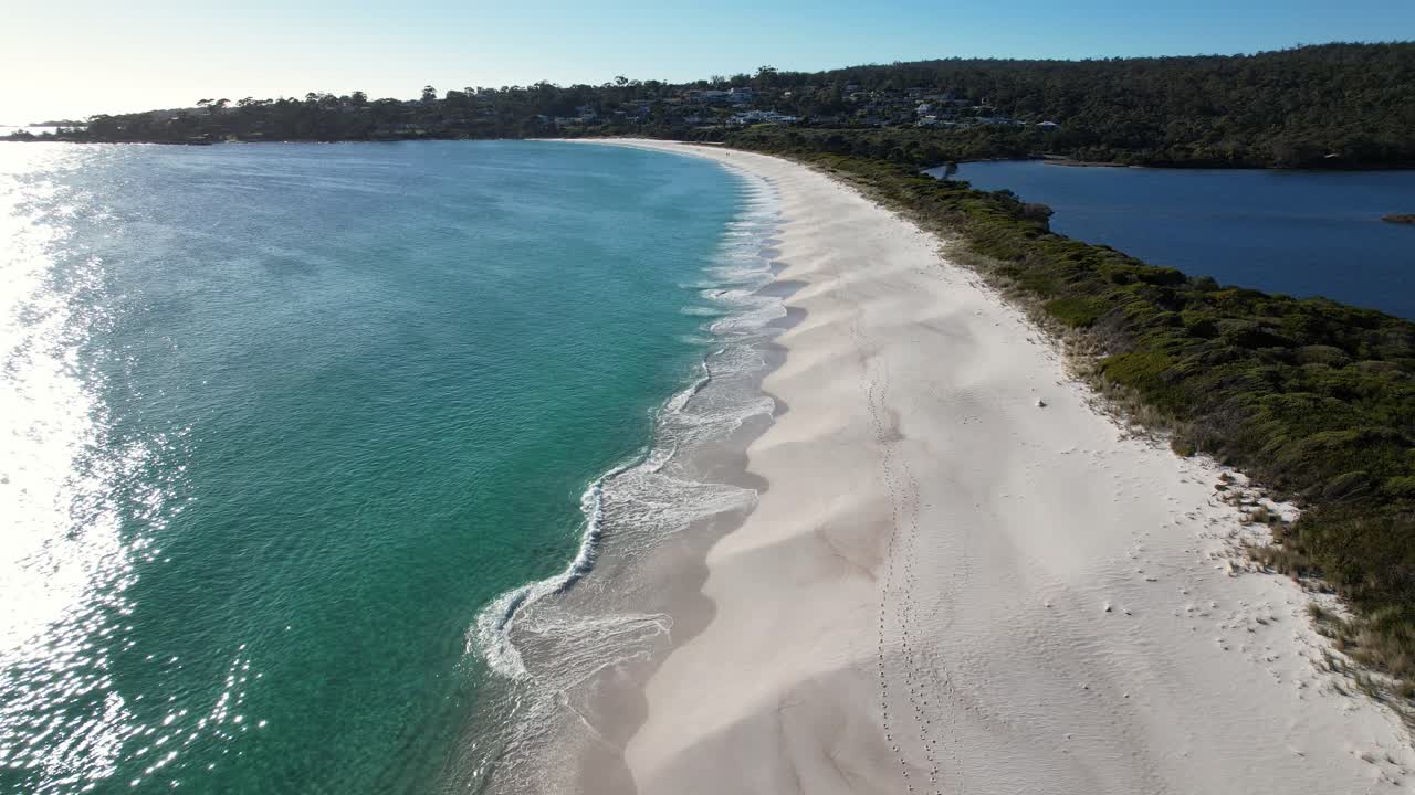 Binalong Bay Beach Cove in Tasmania, Australia - Ripresa con drone