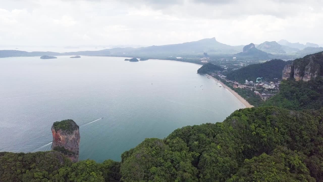 воздушный снимок с беспилотника пляжа краби вдоль побережья залива пханг нга в южной части таиланда