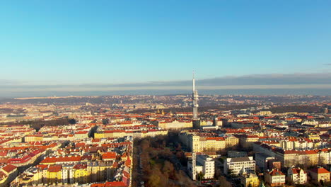 Praga-Volar-Sobre-Luz-Cálida-Torre-De-Tv-Drone