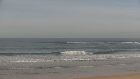 Imágenes-Increíbles-De-La-Playa-De-Carcavelos,-Surf,-Deportes-Acuáticos-En-Un-Día-Soleado,-Portugal