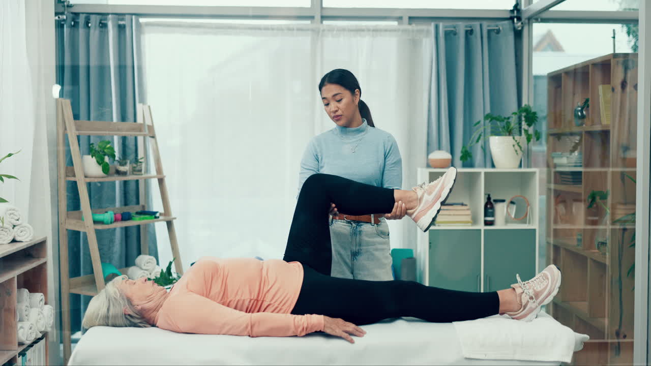 fisioterapeuta, anciano o mujer estirando la rodilla