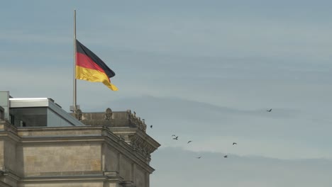 La-Bandera-Alemana-A-Media-Asta-Muestra-Un-Símbolo-De-Luto-Por-Los-Muertos-O-Como-Una-Señal-De-Angustia