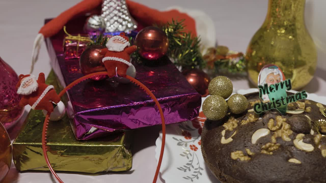 celebración de la víspera de navidad con pastel y artículos decorativos en casa por la noche desde diferentes ángulos