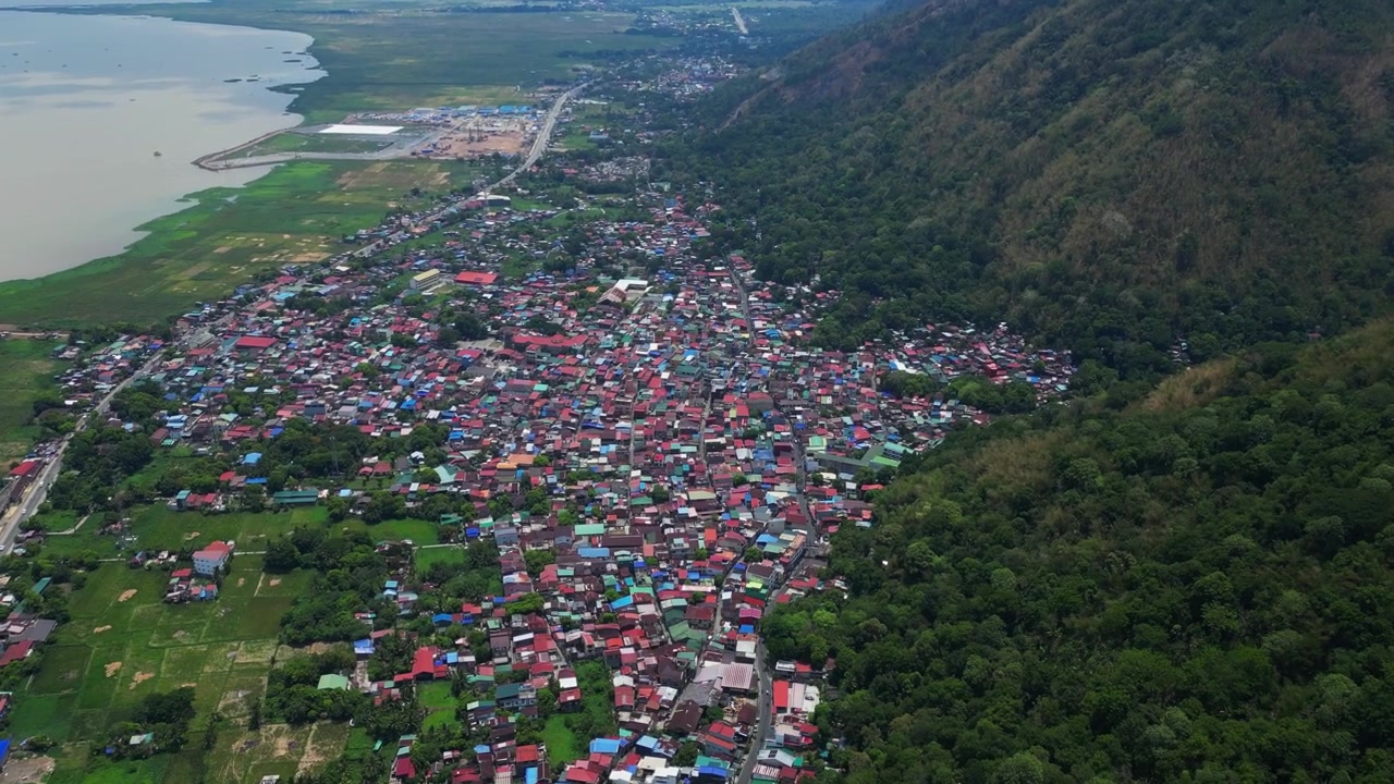 Rekaman udara sinematik Pakil, Laguna, Filipina menampilkan komunitas pedesaan, vegetasi lebat, dan pemandangan alam Luzon selatan