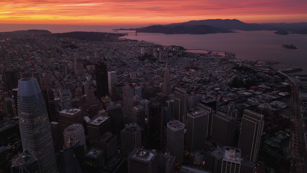 aerial del centro de san francisco y la bahía con impresionantes tonos naranjas al atardecer