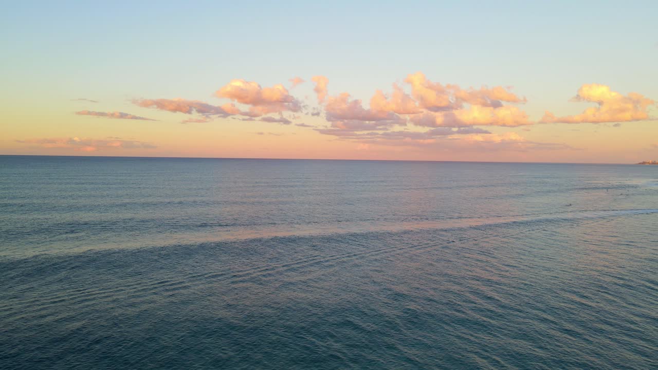 호주 사우스 골드 코스트에 있는 팜 비치의 청록색 수경에서 파도