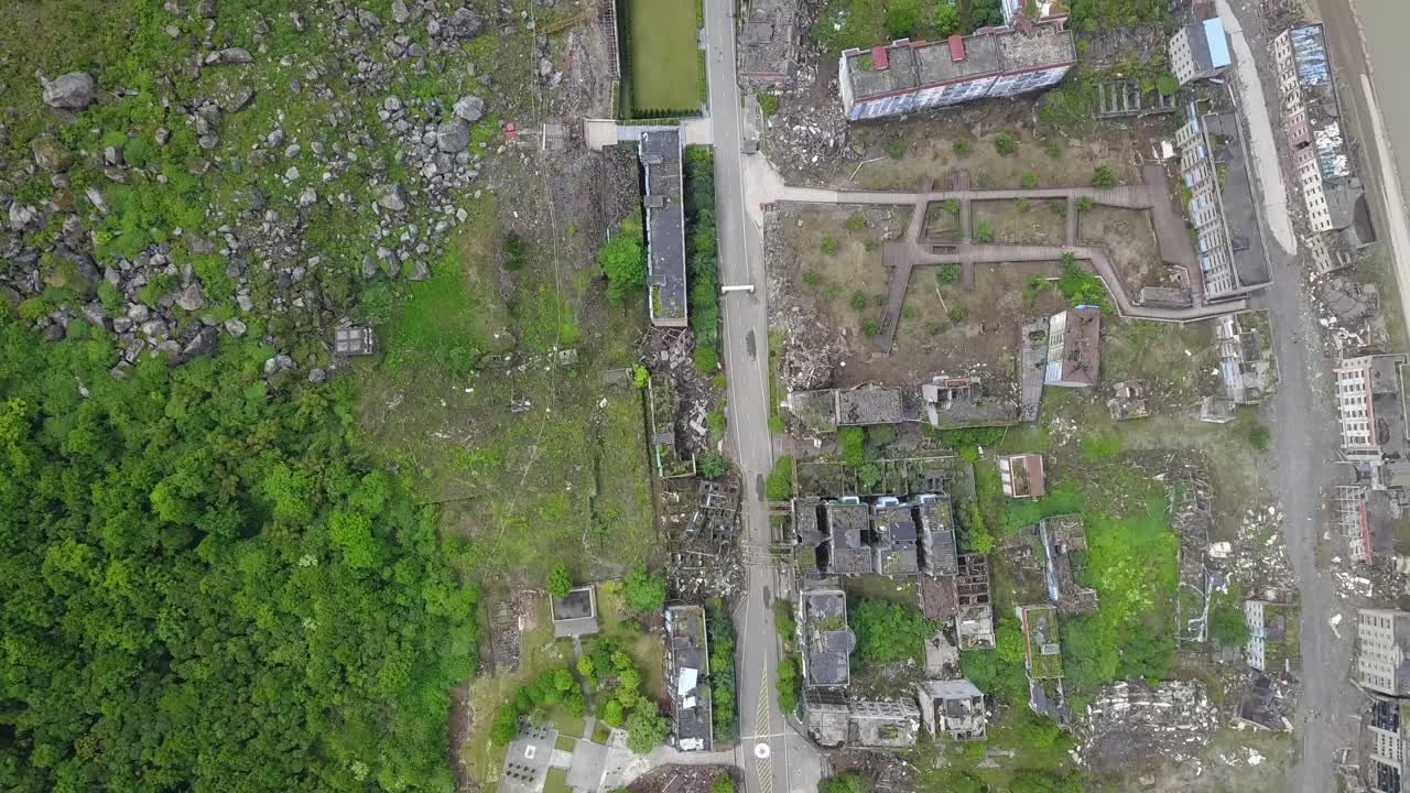 toma cenital aérea sobre edificios en ruinas en el condado de lidung, provincia de sichuan, china, después del terremoto