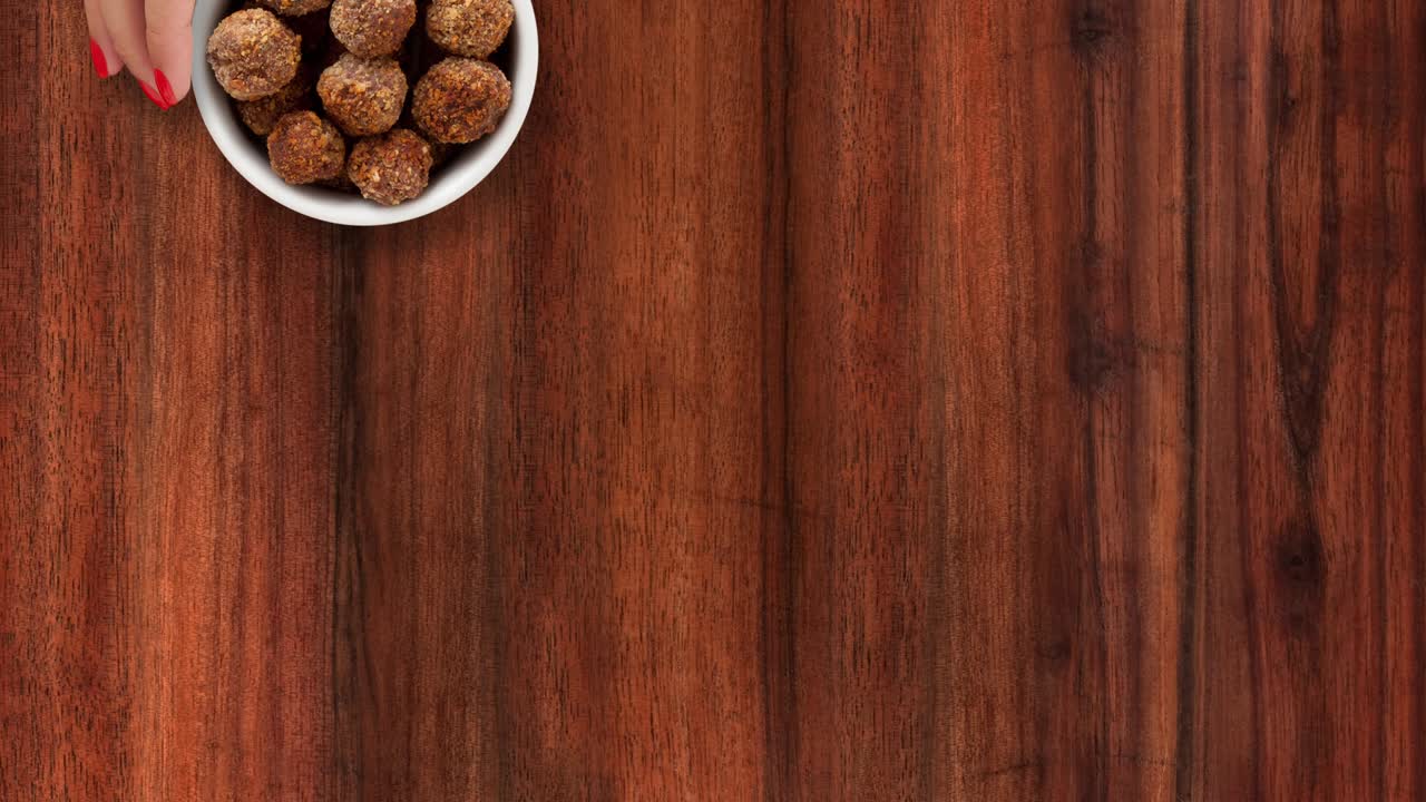 ofreciendo albóndigas fritas