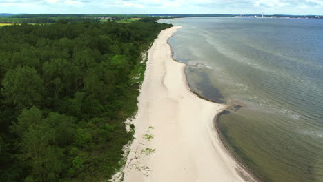 Der-Einsame-Strand-Der-Ostsee-Unter-Einem-Bewölkten-Himmel