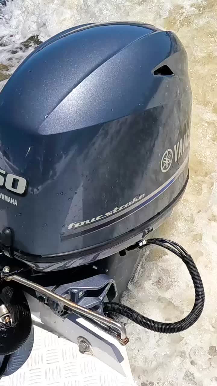 바다의 파도를 통과하는 외부 모터의 동력