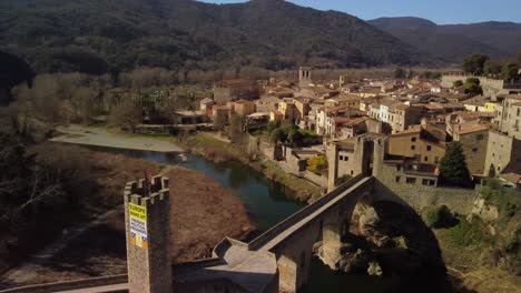 la ciudad de besalu en girona, españa, con un histórico puente de piedra y un entorno pintoresco, vista aérea