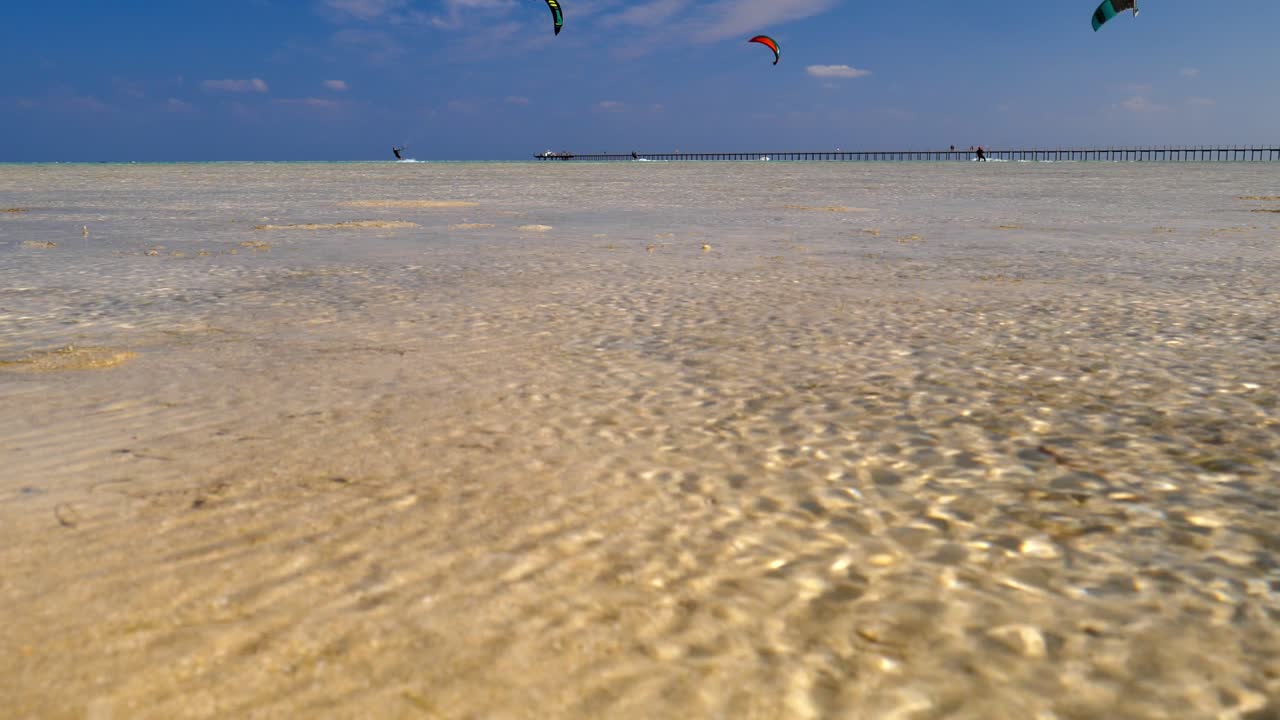 primer plano de aguas cristalinas del mar rojo, marsa alam, egipto