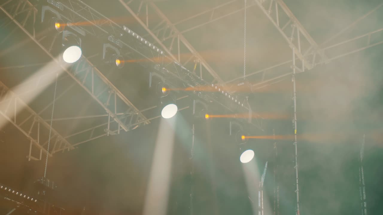콘서트 무대에서 전문적인 조명을 사용합니다.