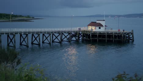 Ruhiger-Pier-über-Ruhigem-Wasser