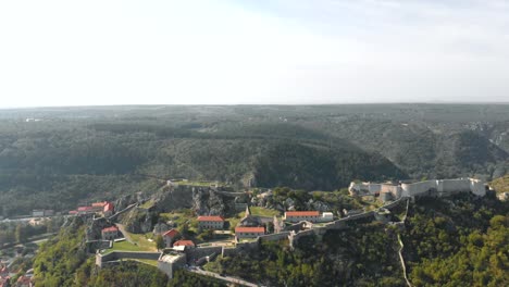 pueblo de croacia en un hermoso paisaje mediterráneo en la cima de una colina. aéreo