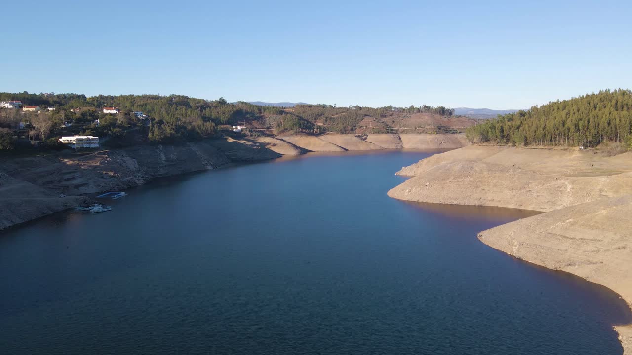vista aérea de 4k de una presa de agua portuguesa