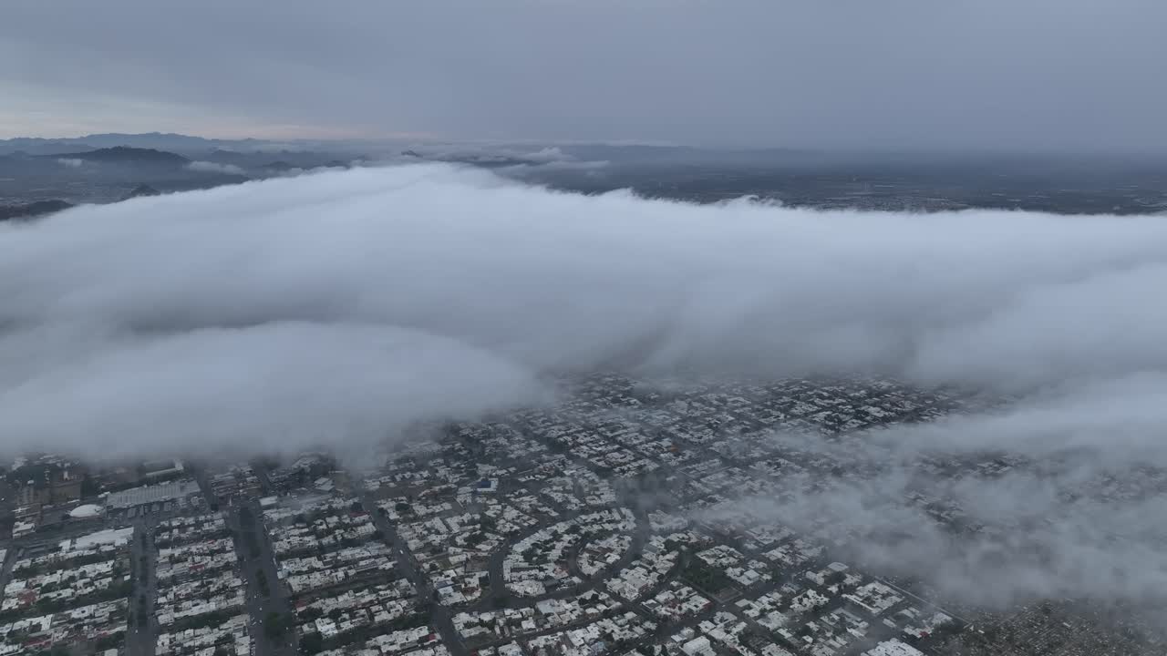 구름이 많은 날 구름 위를 날아다니는 드론의 공중 촬영