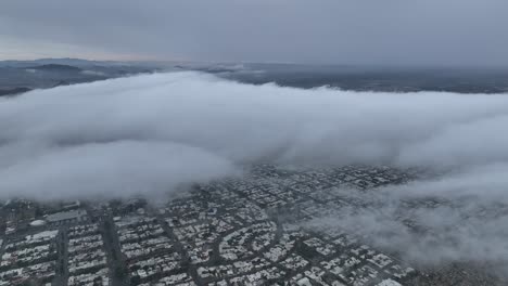 Luftaufnahme-Einer-Drohne,-Die-An-Einem-Bewölkten-Tag-über-Den-Wolken-Fliegt