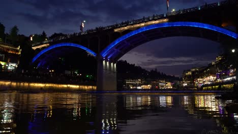 Antiguo-Puente-De-Carretera-Arqueado-Histórico-Sobre-El-Río-Tuo,-Que-Fluye-A-Través-Del-Centro-Del-Casco-Antiguo-De-Fenghuang,-China