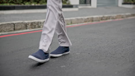 bailar al aire libre, caminar con las piernas