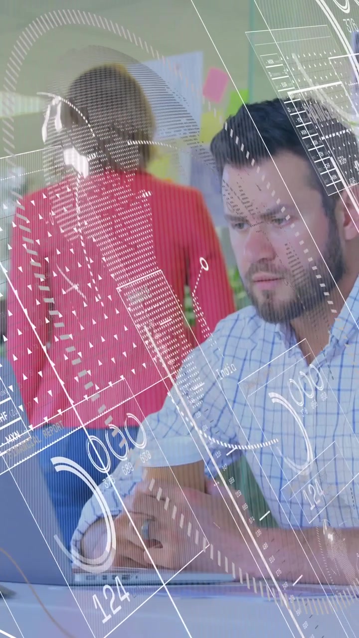 Uomo d'affari che lavora al laptop con animazione di sovrapposizione di grafici e diagrammi di dati.