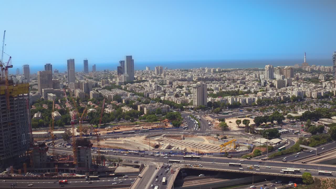 Sopra la trafficata città di Tel Aviv, verso la spiaggia.