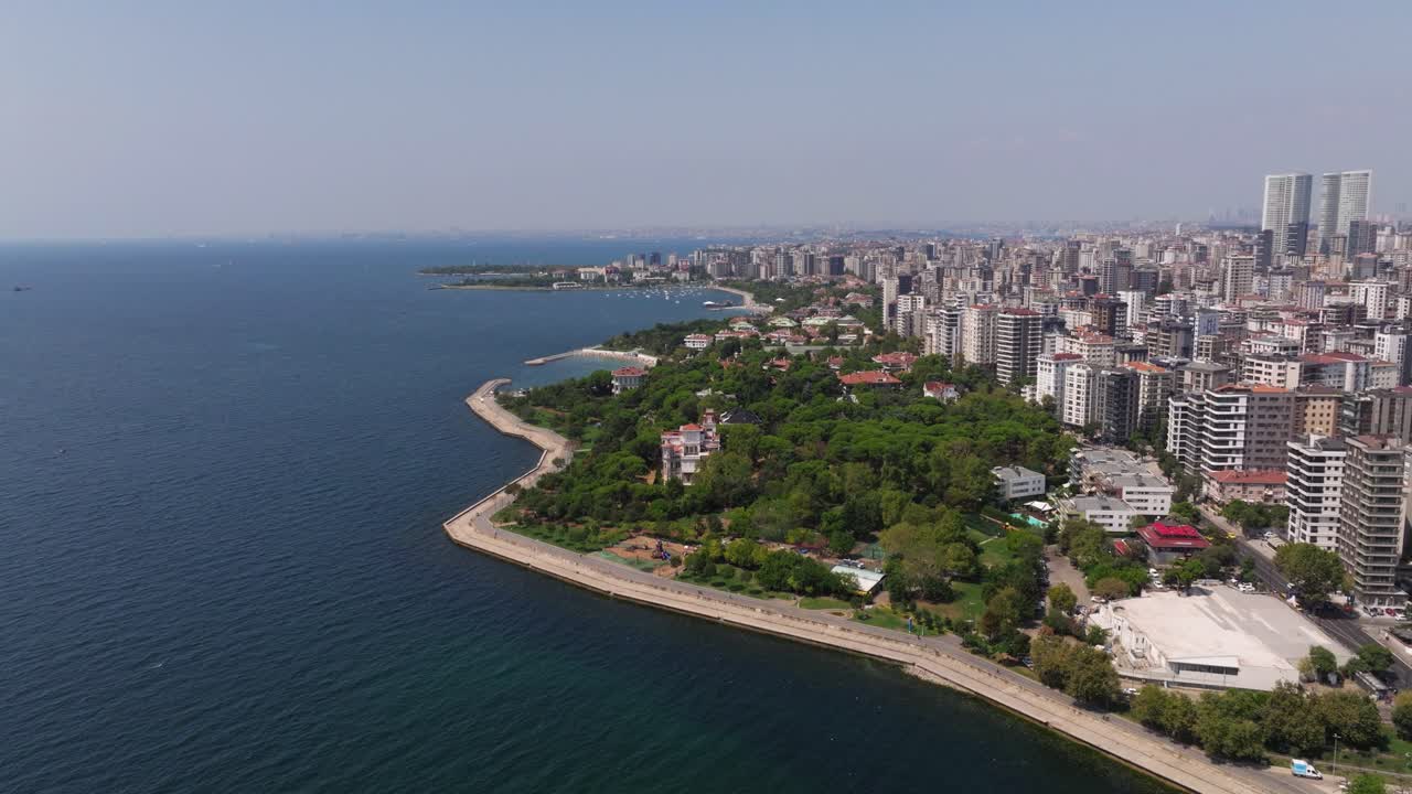 estableciendo una toma de avión no tripulado de la playa de caddebostan en kadikoy, estambul, turquía