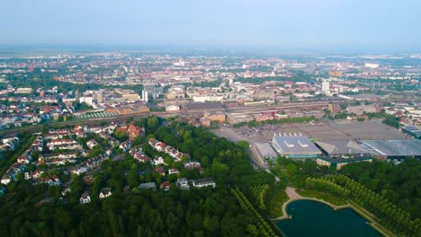 Stadtgemeinde-Bremen-Luftaufnahmen-Von-FPV-Drohnen.-Bremen-Ist-Ein-Wichtiger-Kultureller-Und-Wirtschaftlicher-Knotenpunkt-Im-Norden-Deutschlands.