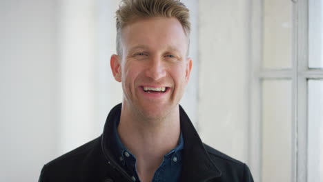 retrato de la cara de un apuesto hombre de negocios sonriendo