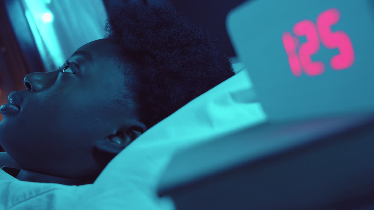 mujer afroamericana que sufre de insomnio