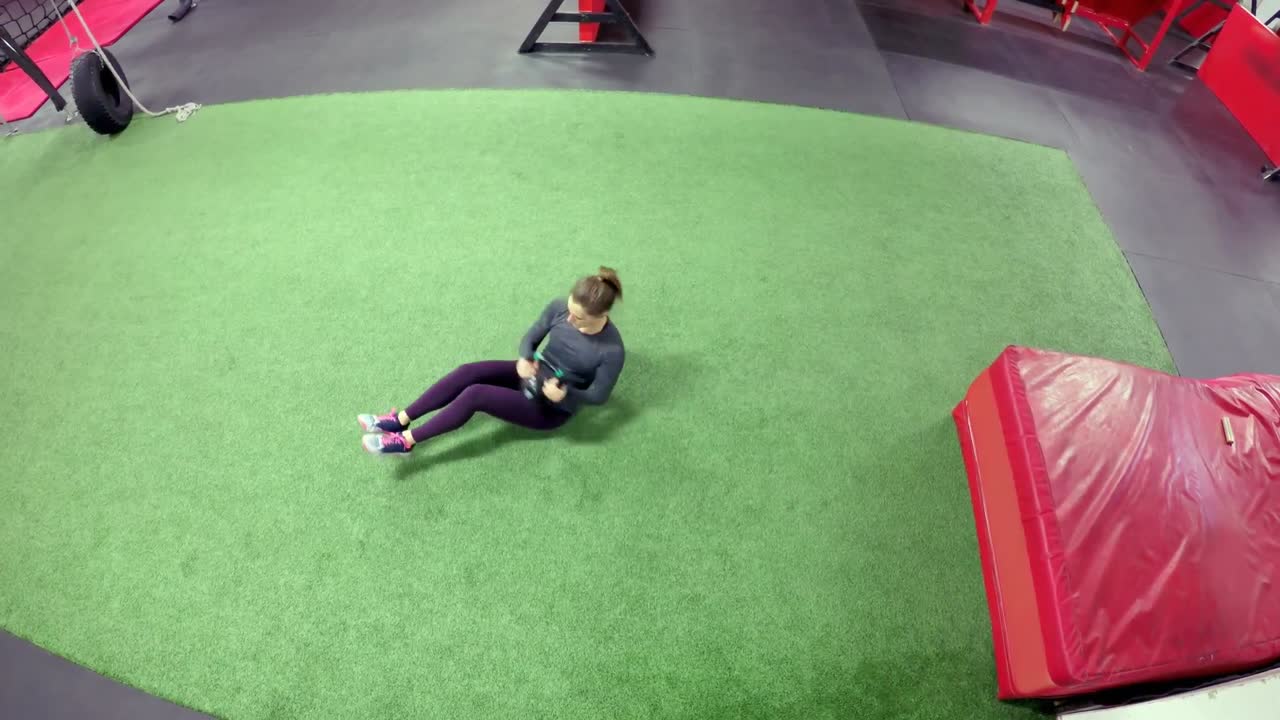 무게를 가진 여성이 러시아 트위스트 운동을 수행하는 4k