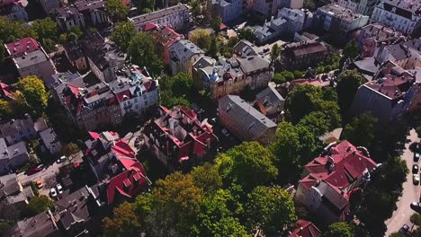 Drone-above-the-park-pan-up-to-see-the-sea