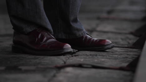 cerca de los zapatos por la noche