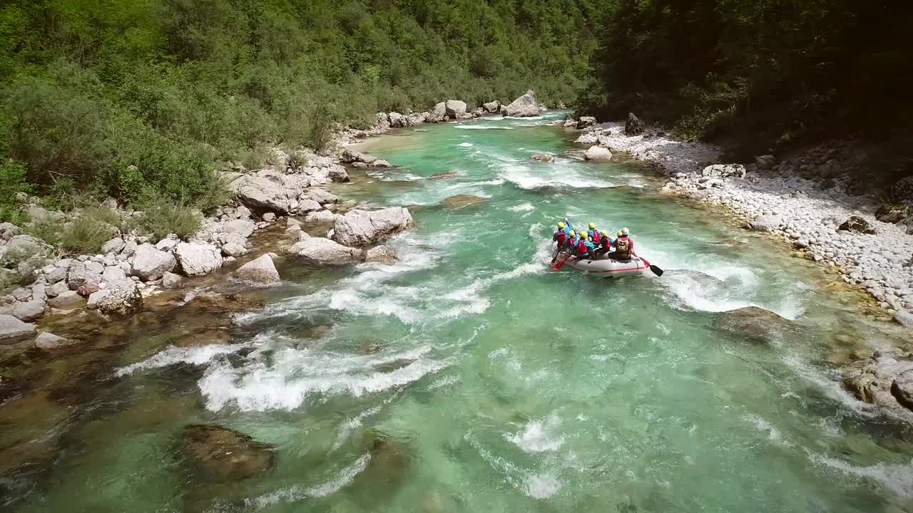vista aérea de un grupo en un barco de rafting pasando por las rocas en el río soca.