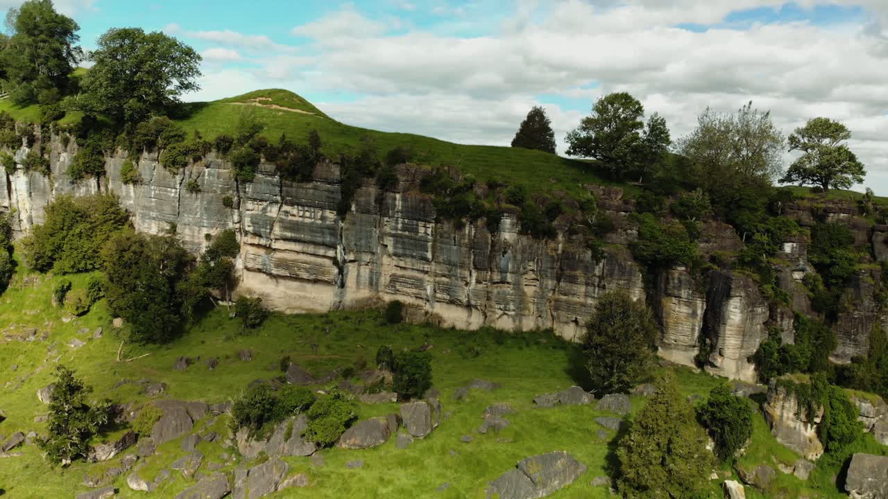 aérea de cerca gran formación rocosa en una naturaleza salvaje al aire libre parque nacional sur de nueva zelanda durante un día nublado de verano