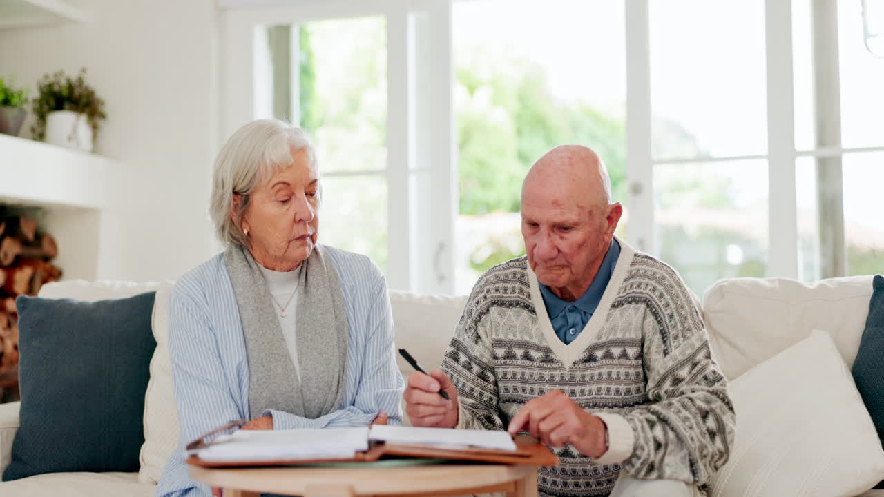 노인 부부, 계약 및 은퇴 서명