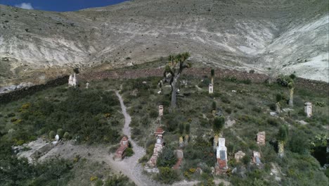 toma aerea de tumbas en el cementerio de real de catorce, san luis potosi mexico