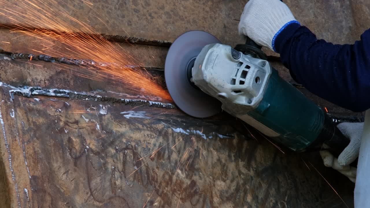 보호 안경과 건설 장갑을 착용 한 전문 남자들은 각 밀러와 함께 가정 작업장에서 일합니다.