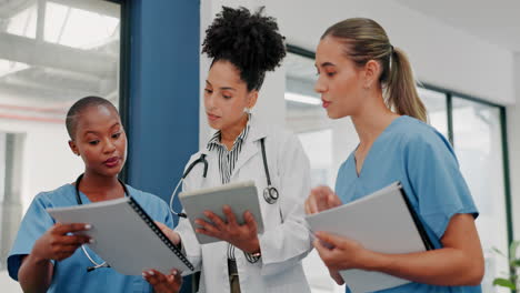 Ärzte,-Krankenschwestern-Oder-Frauen-Auf-Tablet
