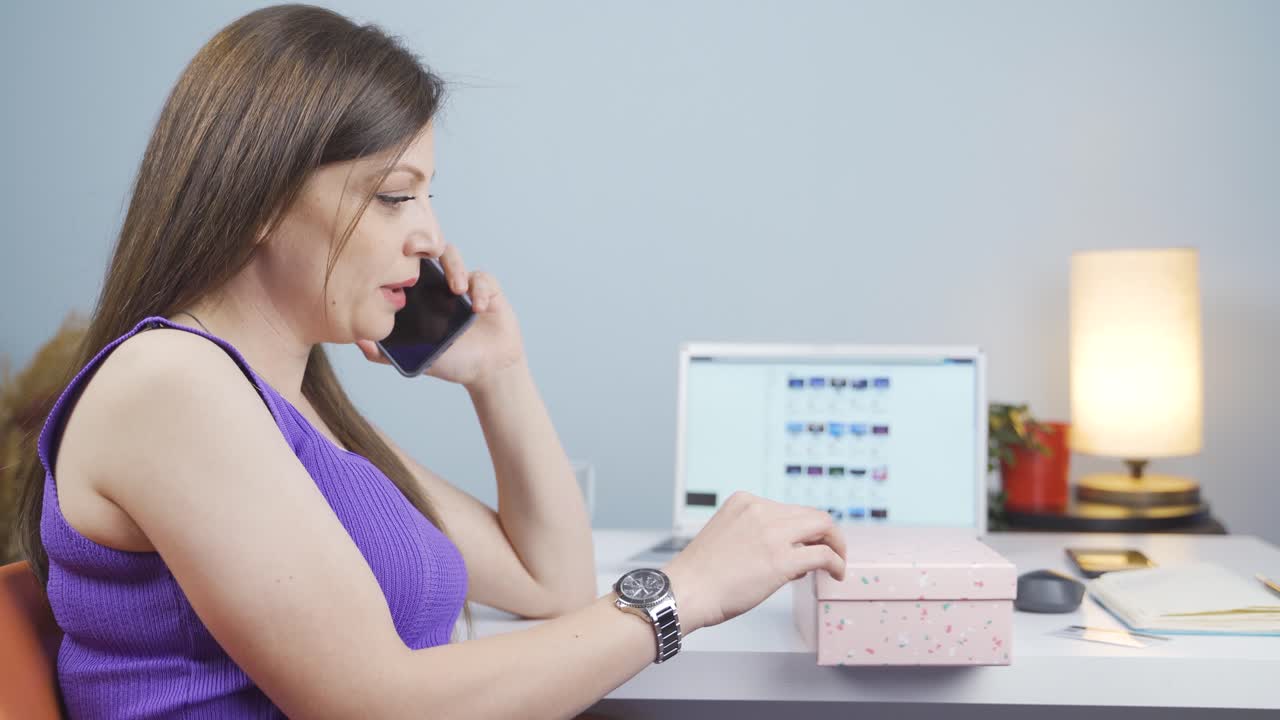 emprendedor de comercio electrónico hablando por teléfono.