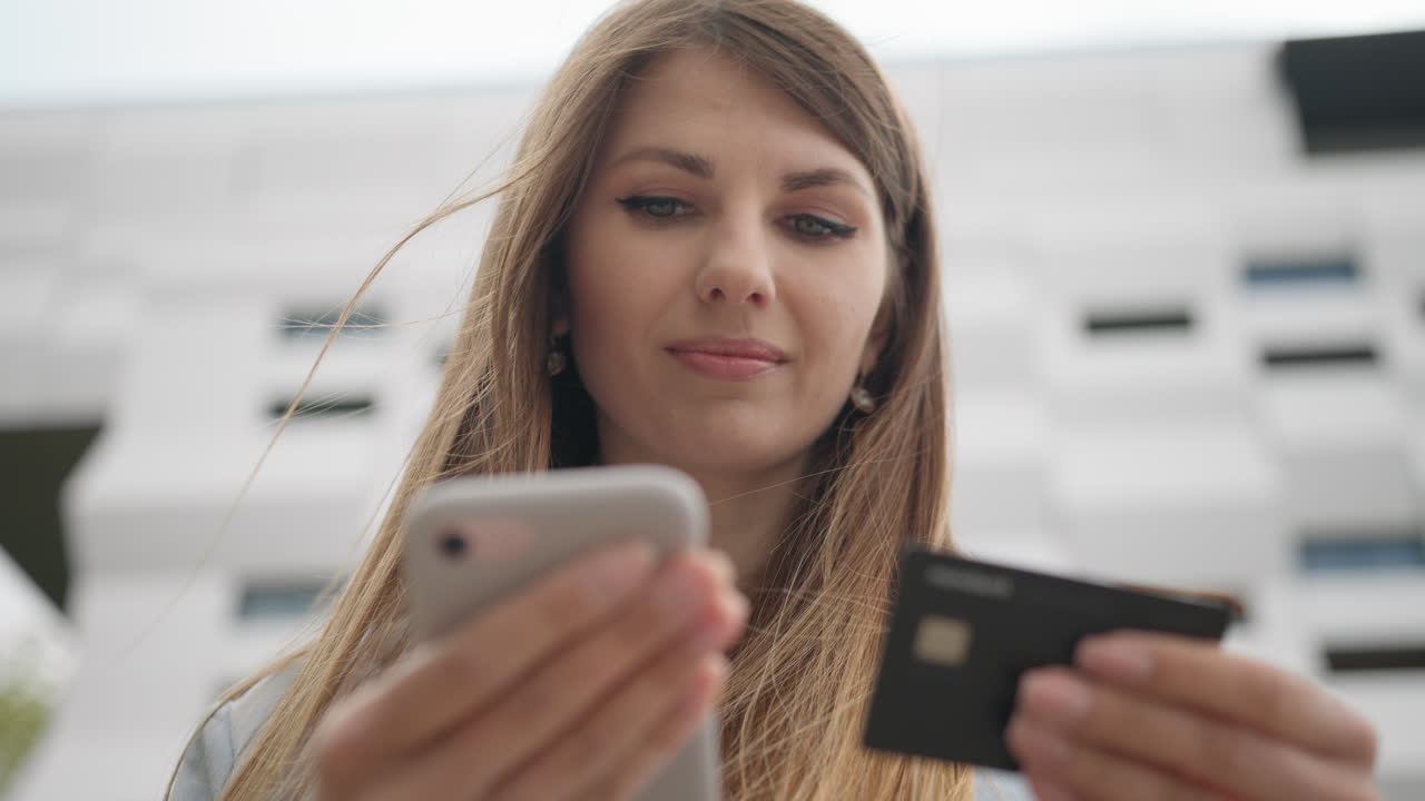 рука молодых женщин покупает онлайн с помощью кредитной карты женщина использует смартфон и делает онлайн