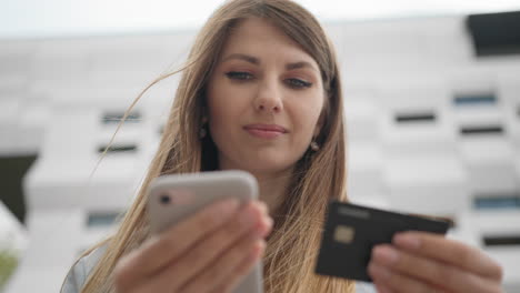 mano de mujeres jóvenes están comprando en línea con una tarjeta de crédito mujeres están usando teléfonos inteligentes y haciendo en línea