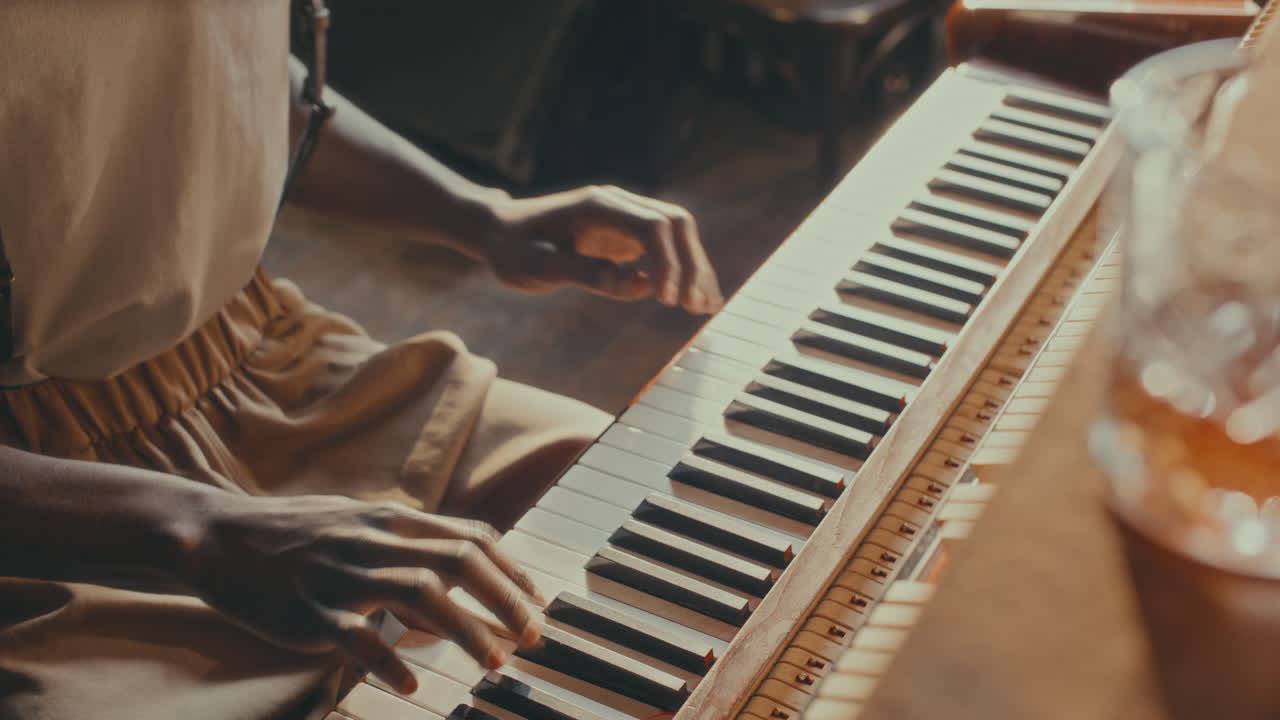 persona tocando el piano