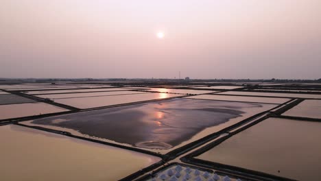 Thailand-Sonnenuntergang-Mit-Meersalzfarmen-In-Phetchaburi